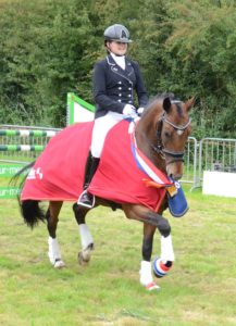 Anna-Sophie Huisman is met haar pony Spoekedammetje s Nikos